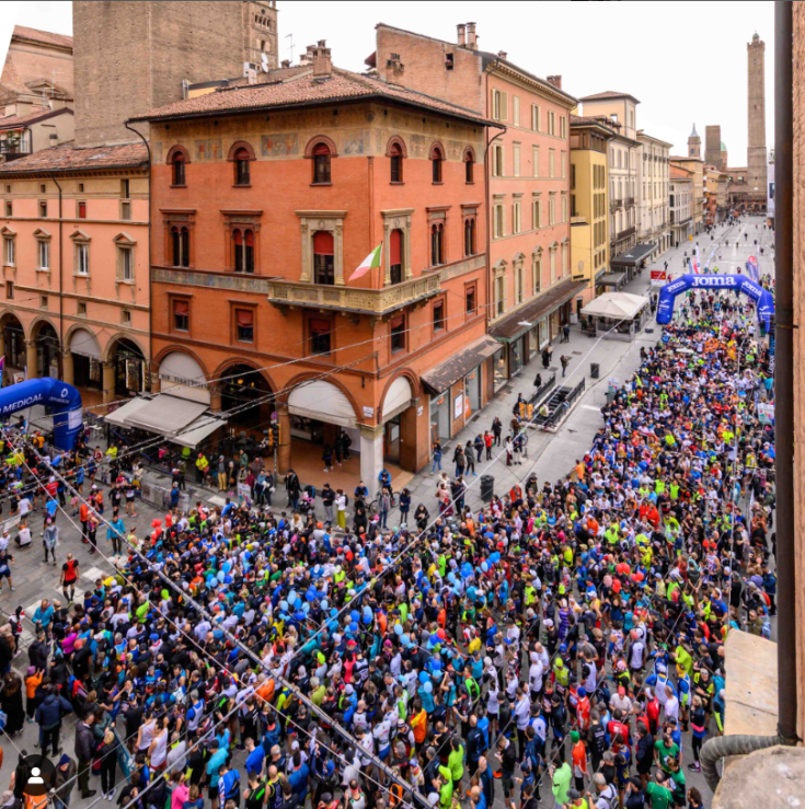 A square in Bologna full of marathon runners