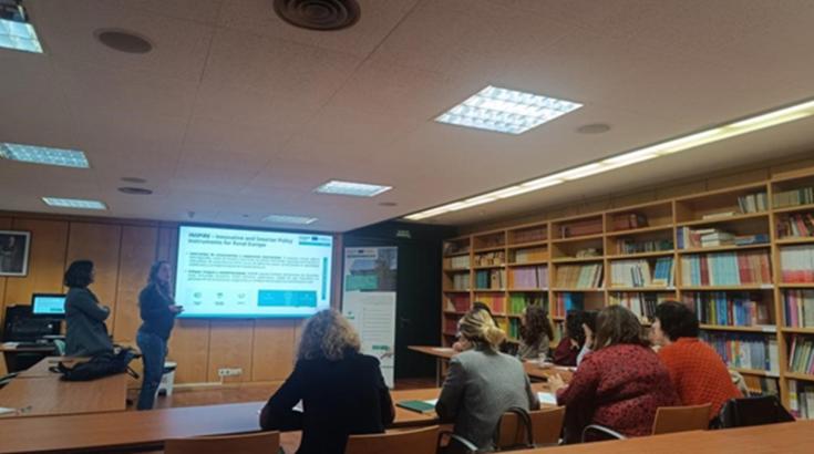 Marta García General Director of European Funds of the Government of Cantabria shares common challenges and good practices acquired during Wetzlar meeting. The image captures a moment during the presentation of the director of European funds in which she presents the good practices shared in Germany.