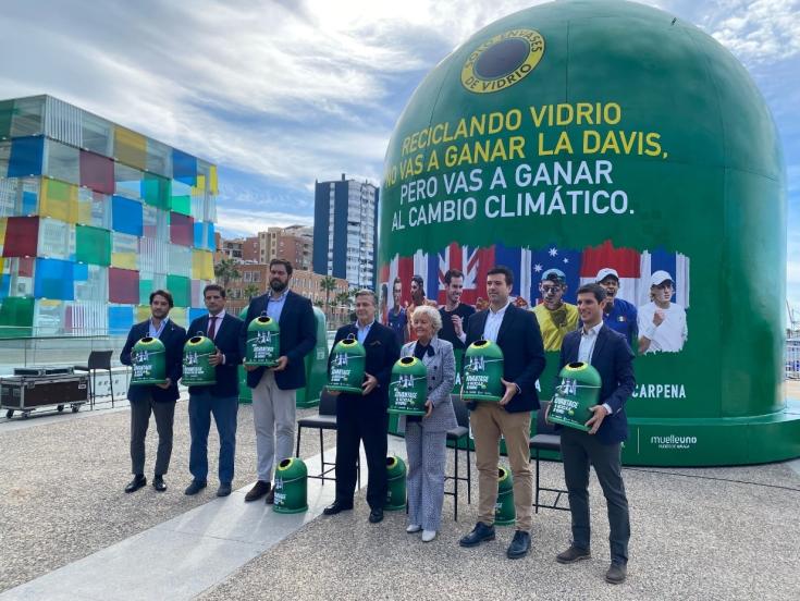 Group of people presenting the glass containers at the Davis Cup.