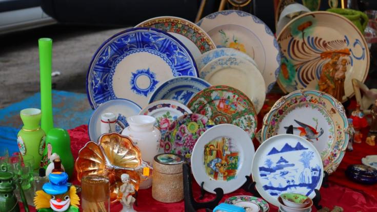 Display of old plates at a second hand market COPR Isaure Suplisson