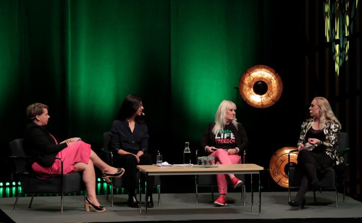 Genius Panel discussion with Katarina Jakobsson, Shora Esmailian, Marianne Nilsson and Lisa Bjurwald. Women sitting in Panel discussion.