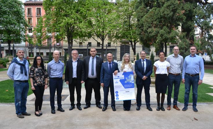 The participants in the project kick-off meeting pose together at the headquarters of the Government of Navarre.