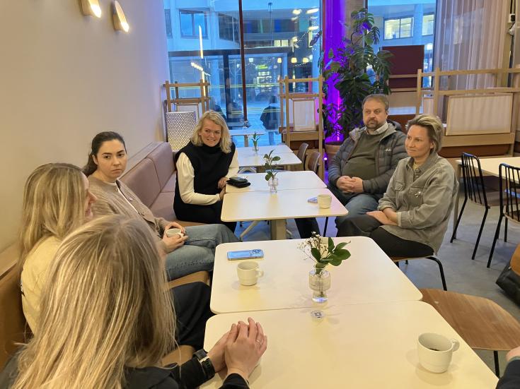 Group of people discussing Digital Nomads