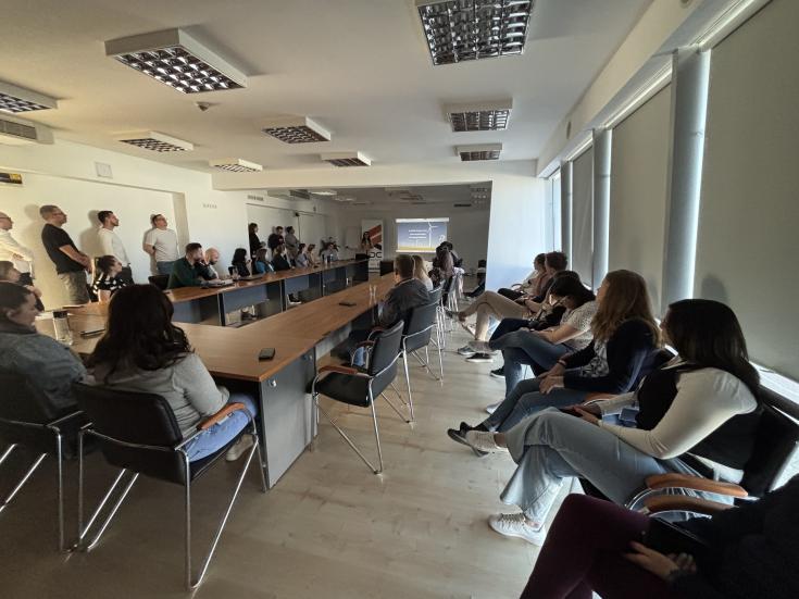 On this picture, you can see the project partners during a meeting.