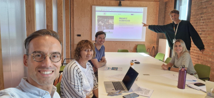 LSG #1 in Kortrijk, Belgium Stakeholders of creative sectors in Kortrijk in a meeting room, behind them there is a presentation.
