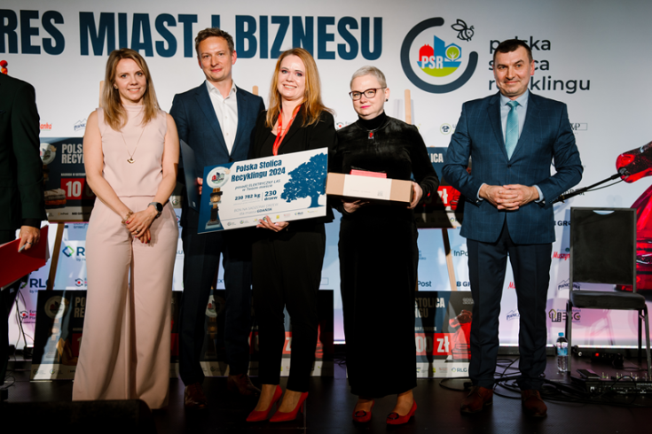 City of Gdansk receiving a medal and certificate for participating in the 'Electric Garbage' project within the Polish Recycling Capital Programme