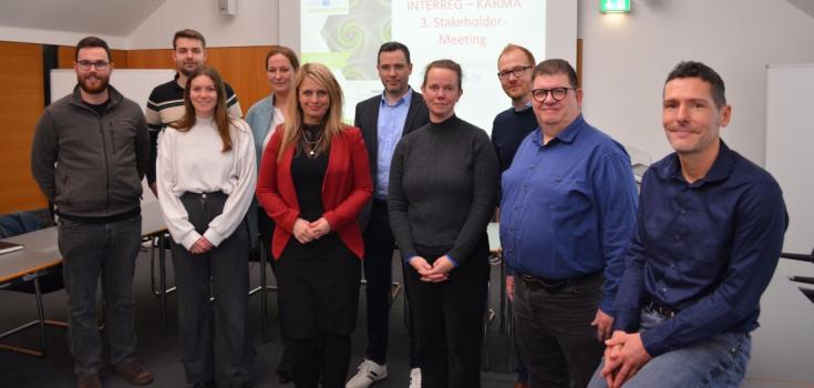 Left to right: Felix Berbner (Uni Darmstadt), Benjamin Kraff (TU Darmstadt), Regina Berlinger (TU Darmstadt), Katharina Wilkin (C. Bergstraße, Project manager), Corinna Simeth (C. Bergstraße, Head of the Policy & District Development Dept.), Sascha Bocksnick (ZAKB GmbH, Tech Managing Director), Prof. Anke Wollbrink (Uni Darmstadt), Johannes Kühn (Tech manager of the school and building management company), Marian Fromm (State Energy Agency of Hesse), Benjamin Frank (C. Bergstraße, Financial manager)