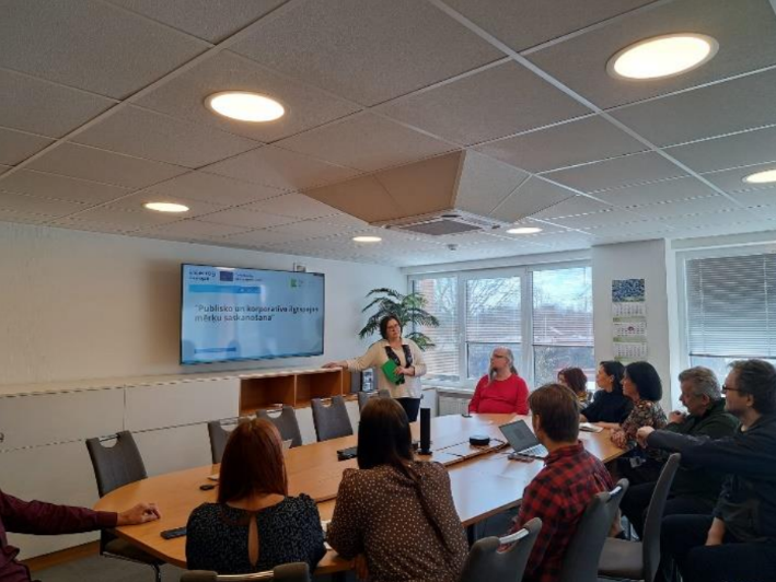 On this picture, you can see the project partners during a meeting.