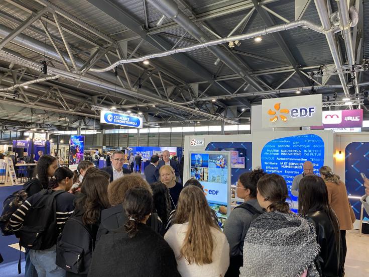 One of the aims is to make girls and young women aware of the potential in the digital sector via the companies and universities in the region. People at a trade fair.
