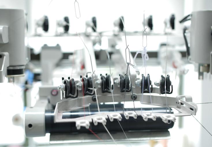 Industrial thread dispenser. Six rollers in front, through which the threads are guided
