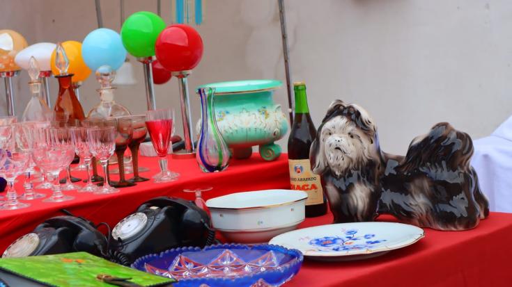 Various second hand objects on a table outside - COPR Isaure Suplisson