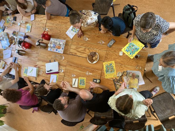 Local Stakeholder meeting Aktiegroep Oude Westen Photo from above of people sitting at a big table and talking to each other