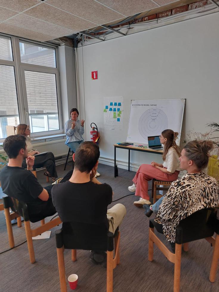 people, workshop, chart pie