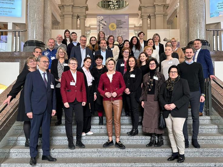 Minister of Economic Affairs, Labour and Tourism of Baden-Württemberg Dr. Nicole Hoffmeister-Kraut together with the DEBUTING project consortium at Haus der Wirtschaft in Stuttgart. Project consortium with the minister posing at the stairs of Haus der Wirtschaft in Stuttgart.