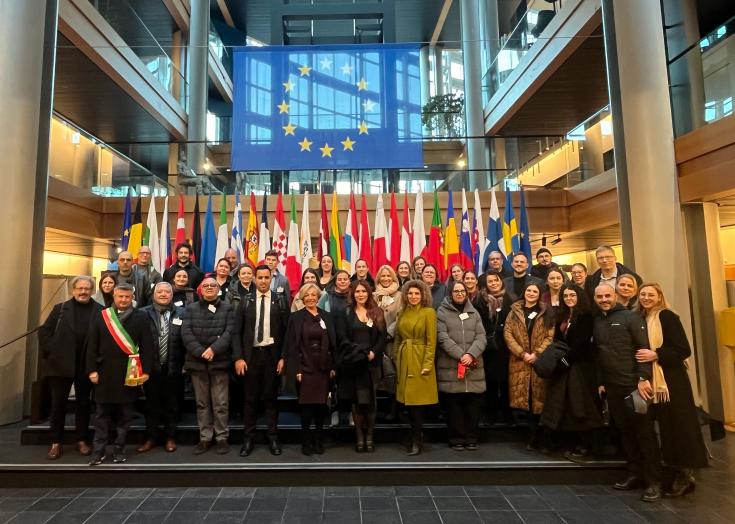 VIADUCT Partners in the the European Parliament The picture shows the VIADUCT partners and Stakeholder inside the European Parliament. They are in front of the European Flags.