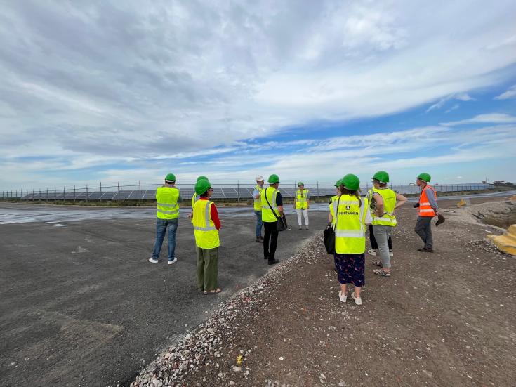 People during a field visit in Flandres People visiting a gypsum landfill redeveloped into a solar park
