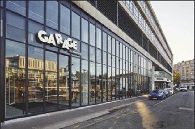 Event venue Garage in Lille Venue with large glass windows seen from the street