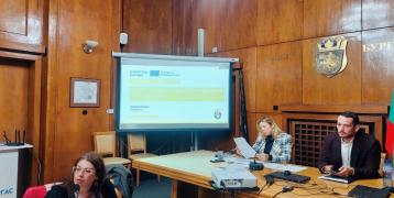 Presentation of DETOCS in front of Bulgarian stakeholders in a room with wood wall pannelling
