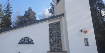 Façade and entrance of the Discovery Church