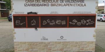 Mini house for depositing small waste