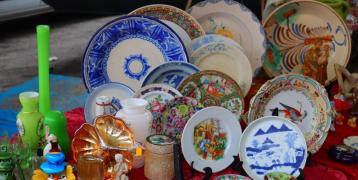 Display of old plates at a second hand market COPR Isaure Suplisson