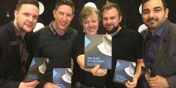 Five men from Värmland using the conversation box "En riktig man" (A real man)
