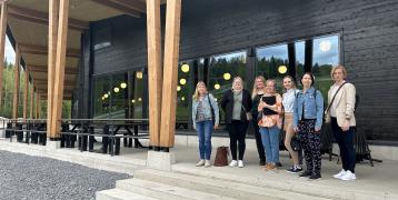 7 people outside in front of the restaurant