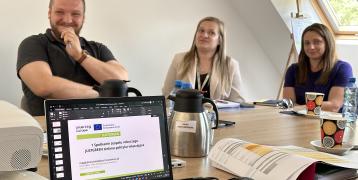 laptop and people in conversation