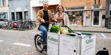 An entrepreneur (food store) delivers his goods by cargo bike