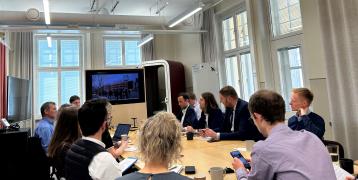 Participants of the Smart city peer review discussing at a table Participants of the Smart city peer review discussing