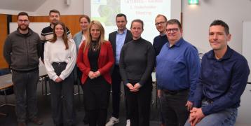 Left to right: Felix Berbner (Uni Darmstadt), Benjamin Kraff (TU Darmstadt), Regina Berlinger (TU Darmstadt), Katharina Wilkin (C. Bergstraße, Project manager), Corinna Simeth (C. Bergstraße, Head of the Policy & District Development Dept.), Sascha Bocksnick (ZAKB GmbH, Tech Managing Director), Prof. Anke Wollbrink (Uni Darmstadt), Johannes Kühn (Tech manager of the school and building management company), Marian Fromm (State Energy Agency of Hesse), Benjamin Frank (C. Bergstraße, Financial manager)