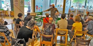 People in a meeting of the Repair Café