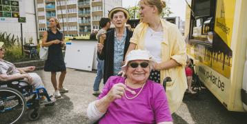 Neighbours connecting at a neighbourhood party in Aalst to introduce the platform 'Neighbour Matcher'