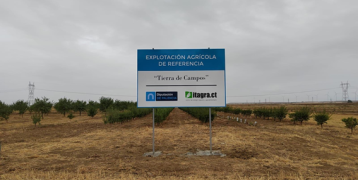 Big sign with the project's title "Tierra de Campos" in front of the reference farm