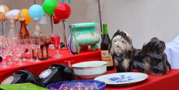 Various second hand objects on a table outside - COPR Isaure Suplisson