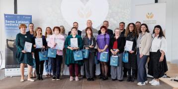 Goup photo of actors in the surplus donation scheme