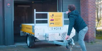 Buurtaanhanger being used